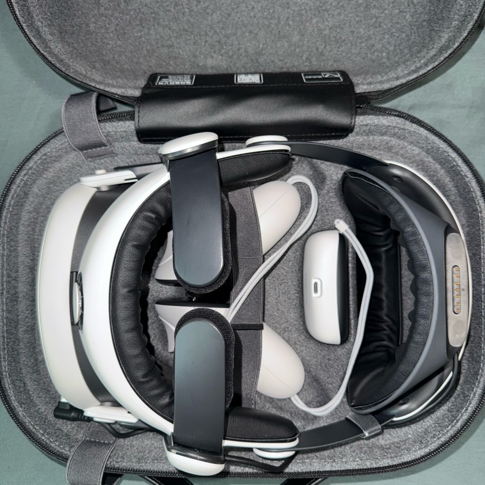 Meta Quest 3 512GB + Accessories
VR Headset with Black and White Design